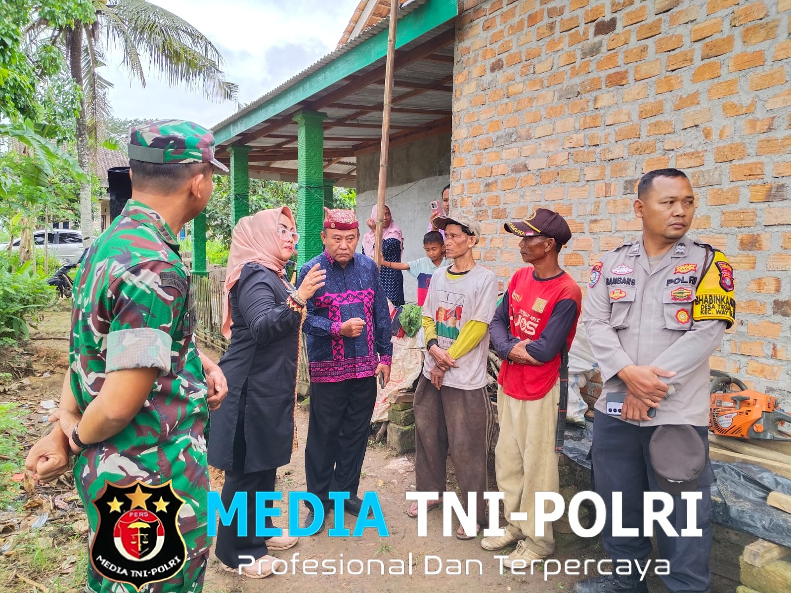 Bhabinkamtibmas Polsek Way Bungur Donasikan Gaji Sebulan Untuk Bantu Mbah Solekan dan Pairan