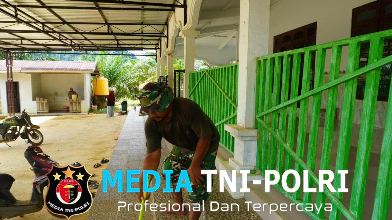 Jelang Sholat Jum’at, Satgas TMMD Reguler ke-127 Bersihkan Masjid Baiturrahman