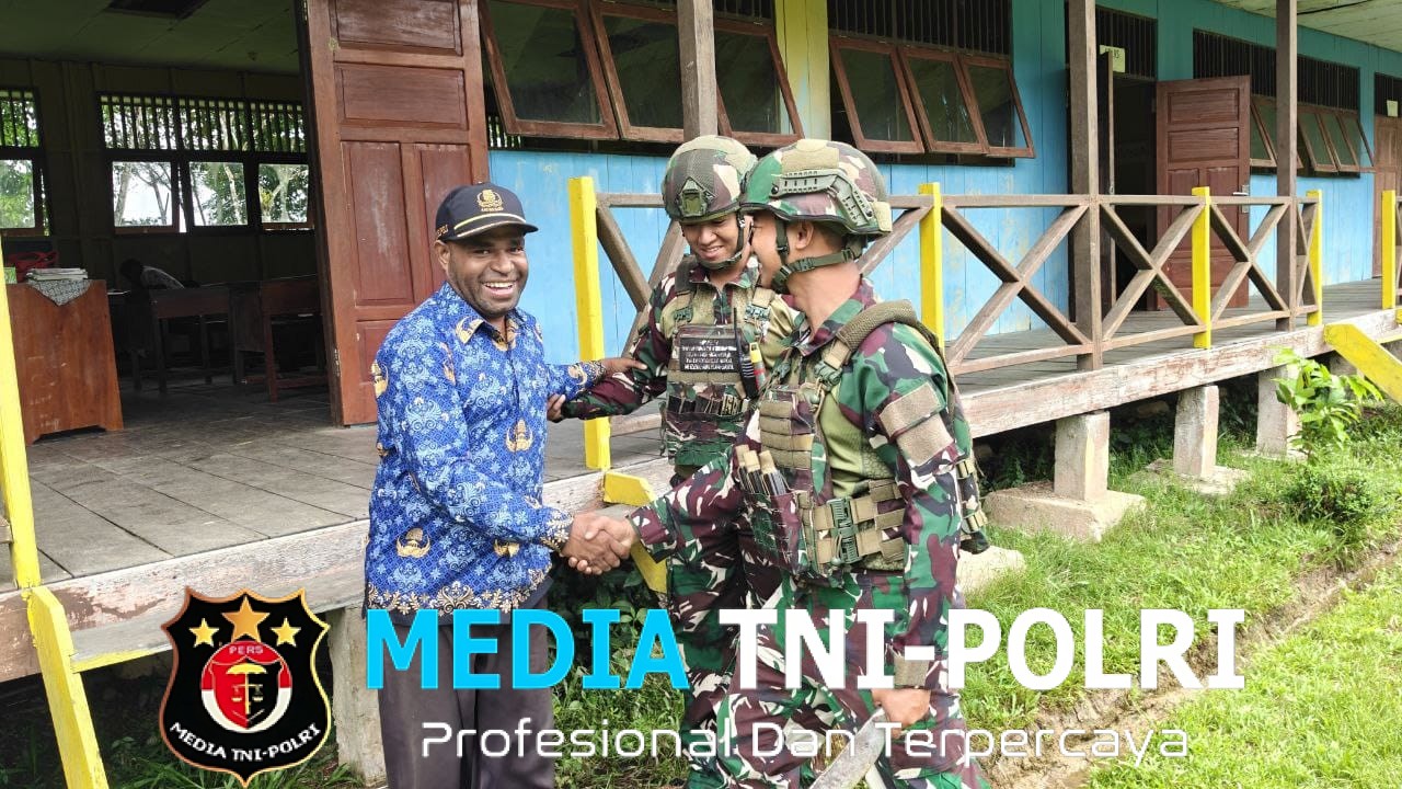 Ciptakan Lingkungan Sekolah Bersih, Satgas Yonif 521/DY Gelar Karya Bakti di SDN Muaranawa, Distrik Airu