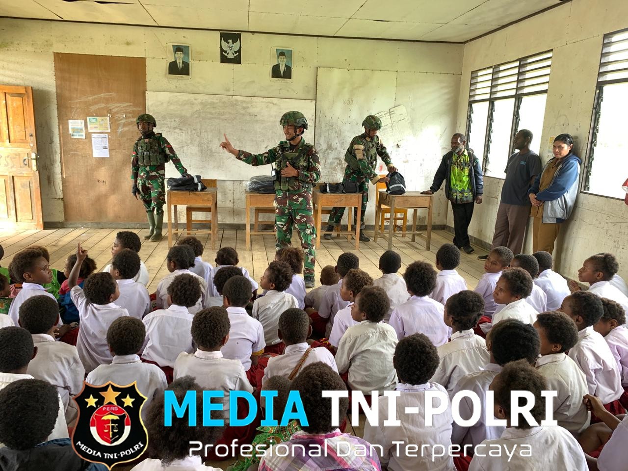 TNI Hadir Dukung Pendidikan Perbatasan Pos Bulangkop Satgas Yonif 751/VJS Bagikan Perlengkapan Sekolah di SD Bulangkop