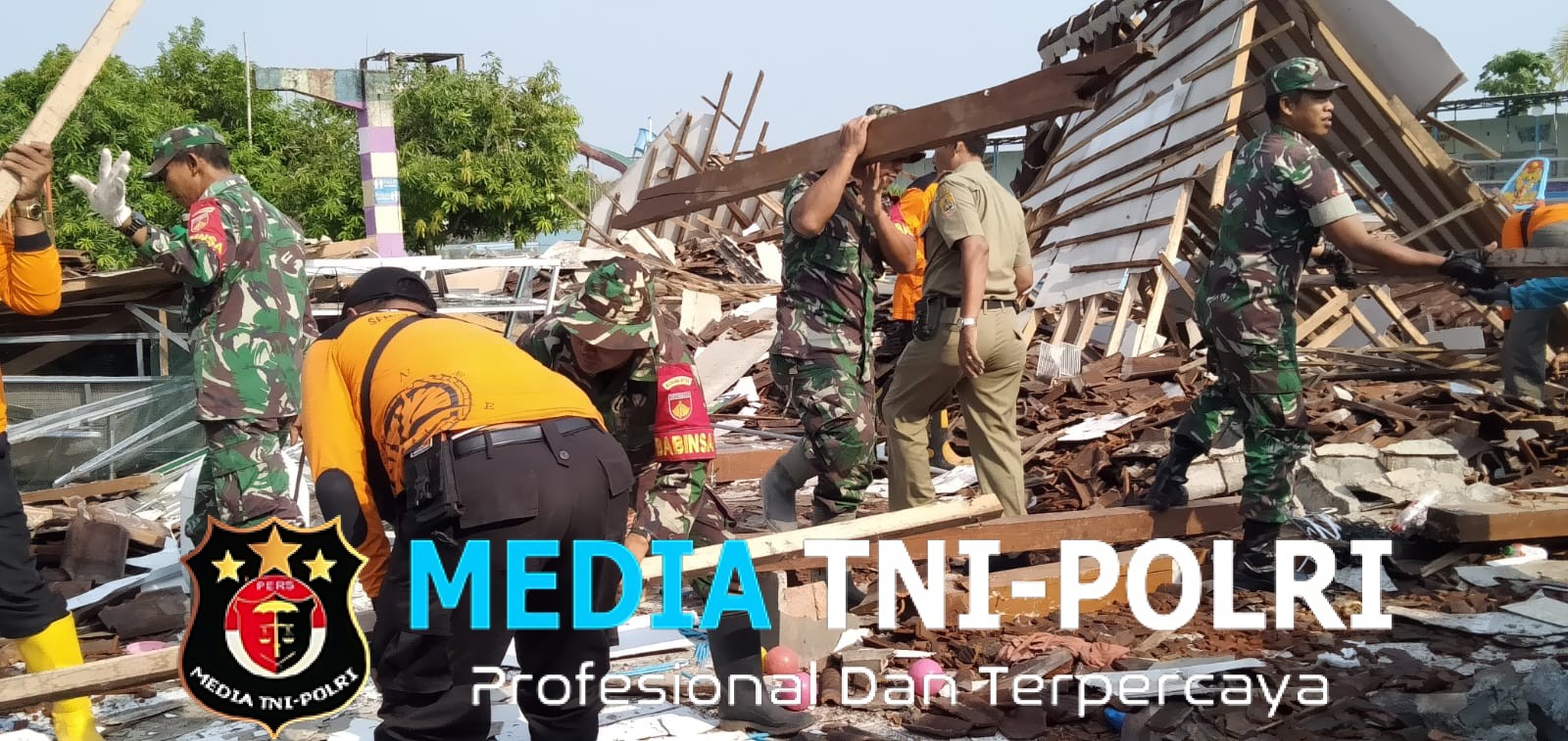 Koramil Bersama Warga Kerja Bakti Bersihkan Puing-Puing Waterbom