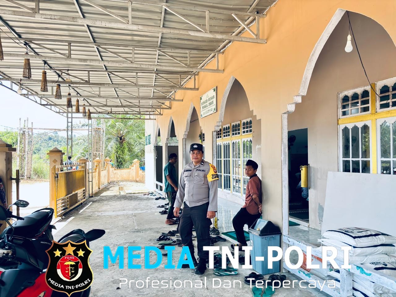 Hadir di Tengah Masyarakat, Polsek Kuala Behe Laksanakan Pengamanan Sholat Jumat di Bulan Pernuh Berkah