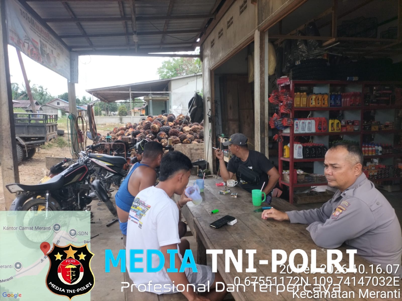 Saat Patroli Siang, Polisi Ajak Karyawan Sawit Ngobrol dan Jaga Keamanan