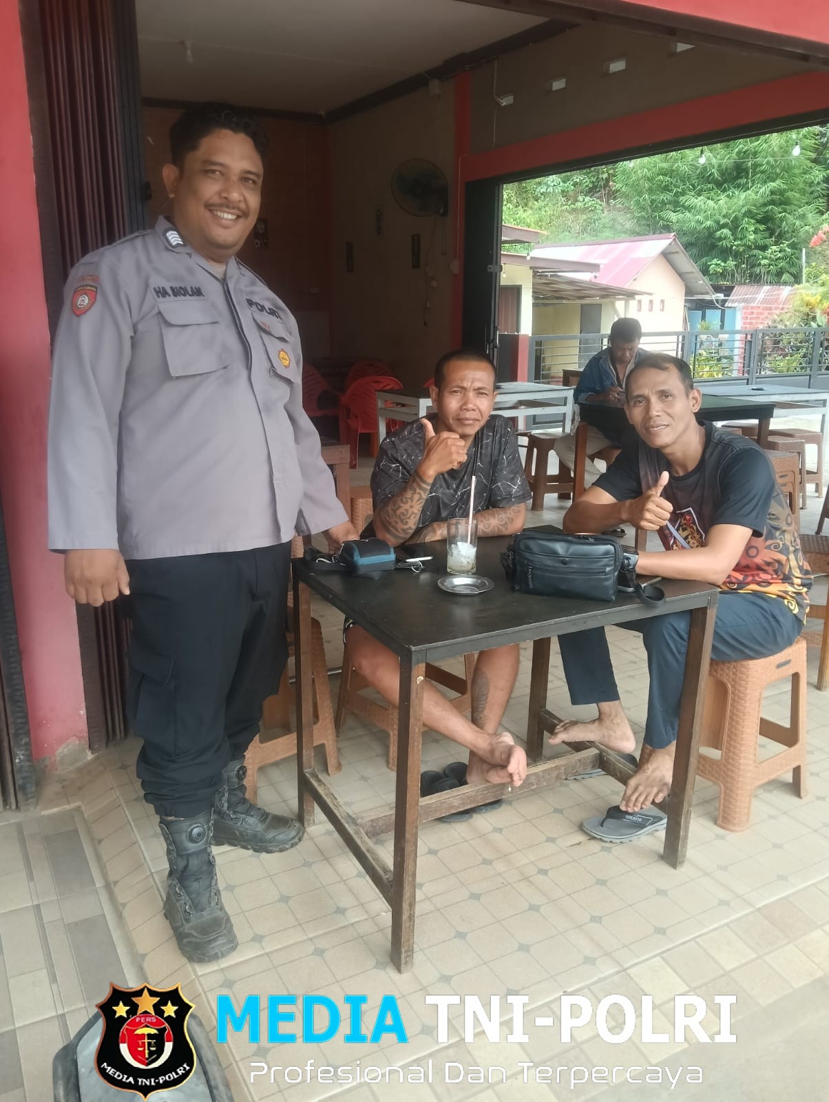 Senyum Penuh Berkah, Polisi Hadir di Tengah Warga Jaga Keamanan Ramadhan