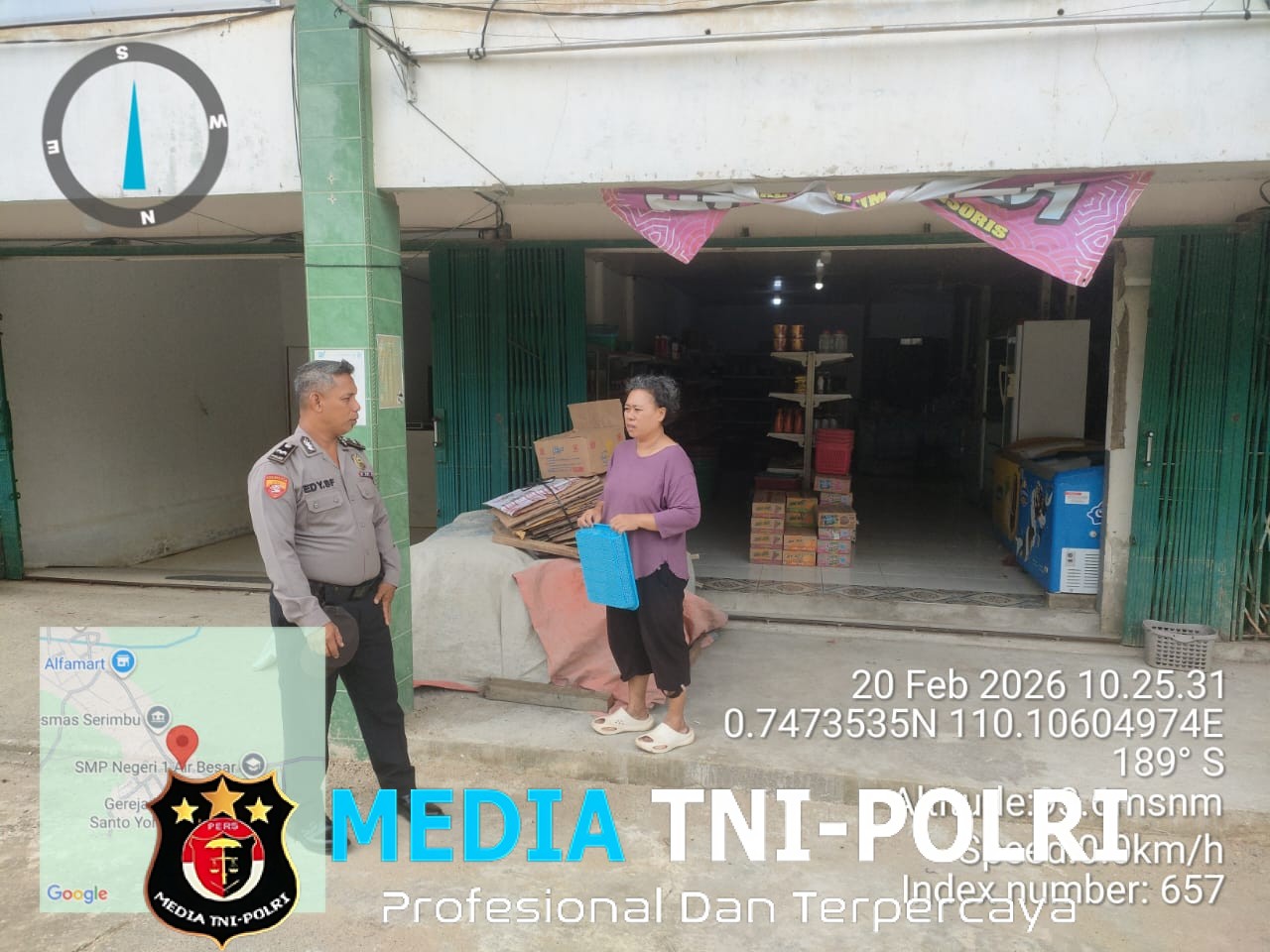 Di Tengah Aktivitas Belanja, Polisi Hadir Menyapa dan Memberi Himbauan