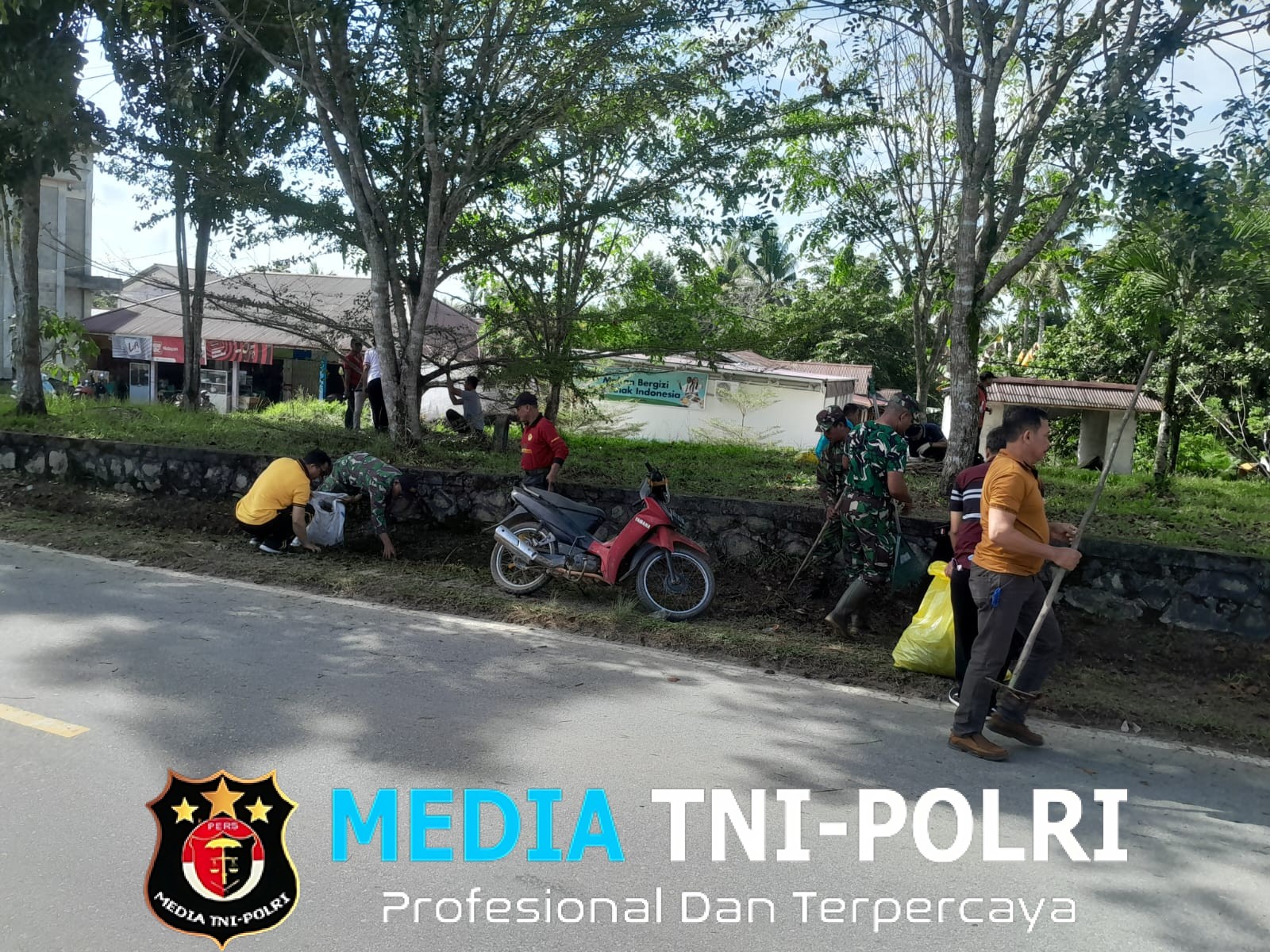 Jum’at Bersih, Forkopimca Mandor dan Masyarakat Bahu-Membahu Bersihkan Taman Makam Juang