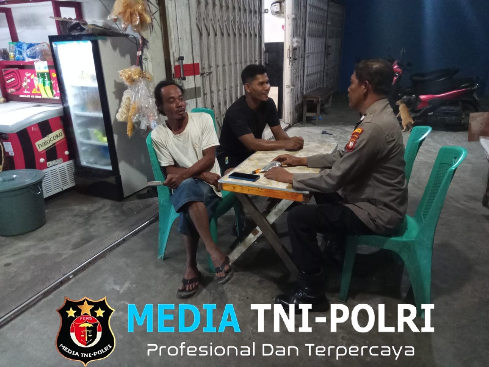 Patroli Malam, Polisi Beri Himbauan Kamtibmas Kepada Warga Mandor