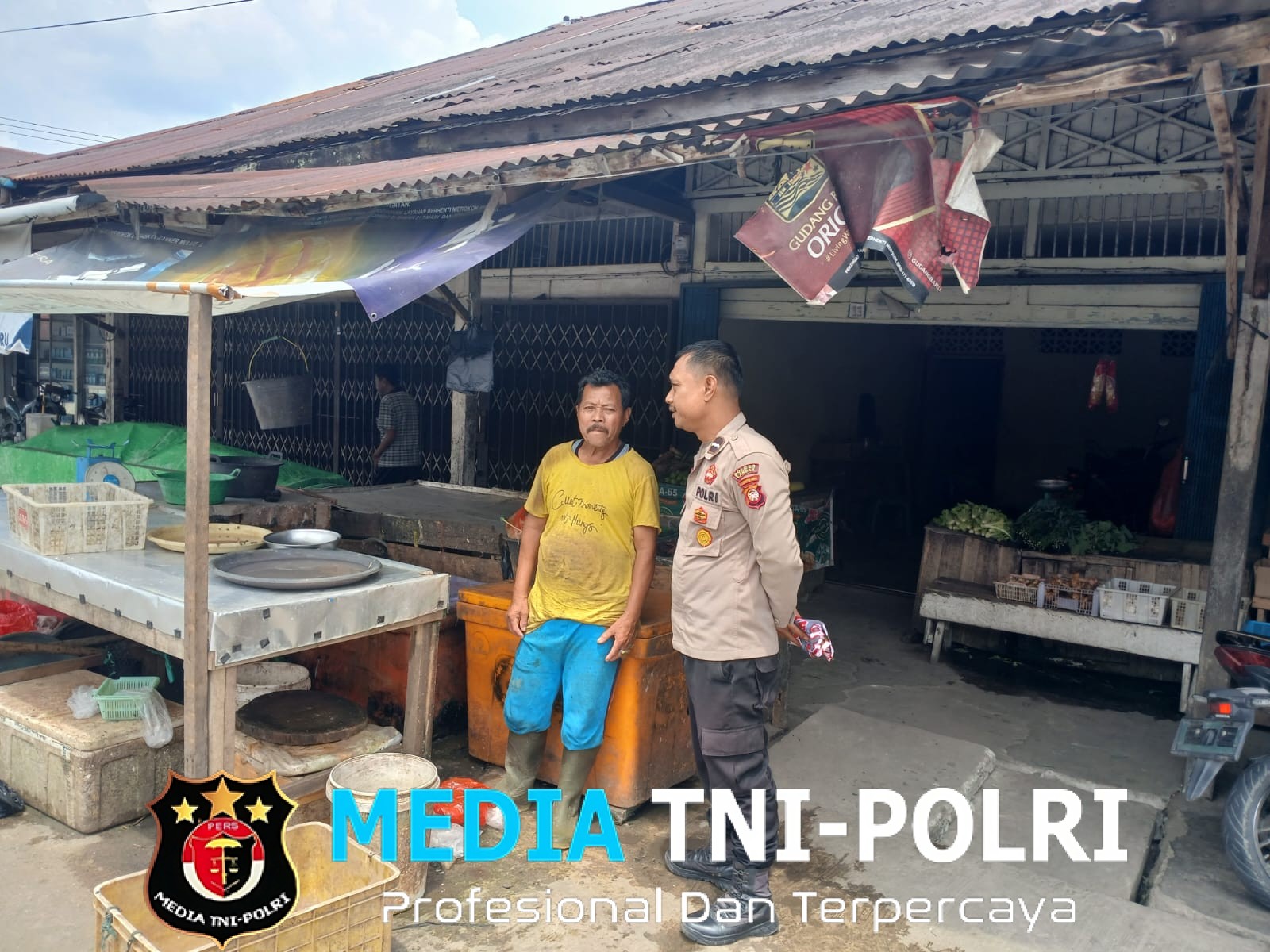 Jum’at Penuh Keakraban, Polisi Beri Himbauan Sambil Sapa Penjual Ikan