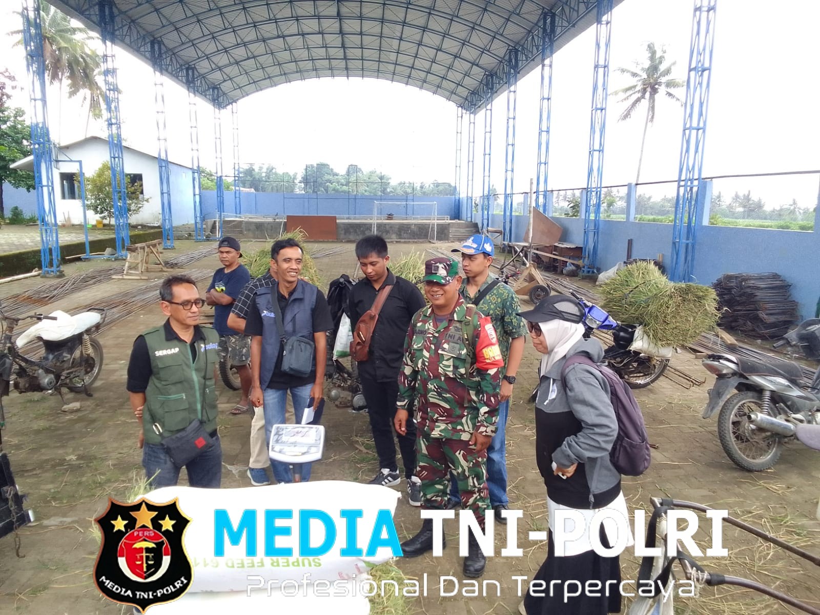 Babinsa Malangsuko Kawal Sergab, Sinergi TNI–Bulog Perkuat Ketahanan Pangan di Tumpang