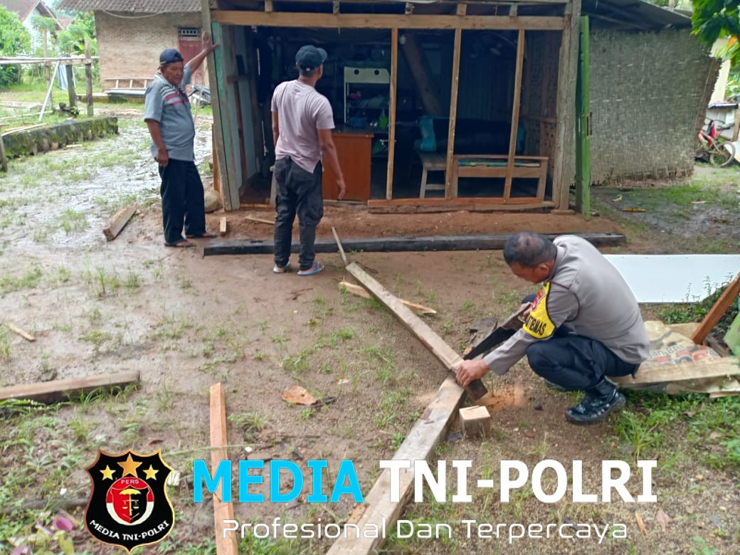 Polsek Batanghari Bersama Masyarakat Gotong Royong Perbaiki Rumah Warga