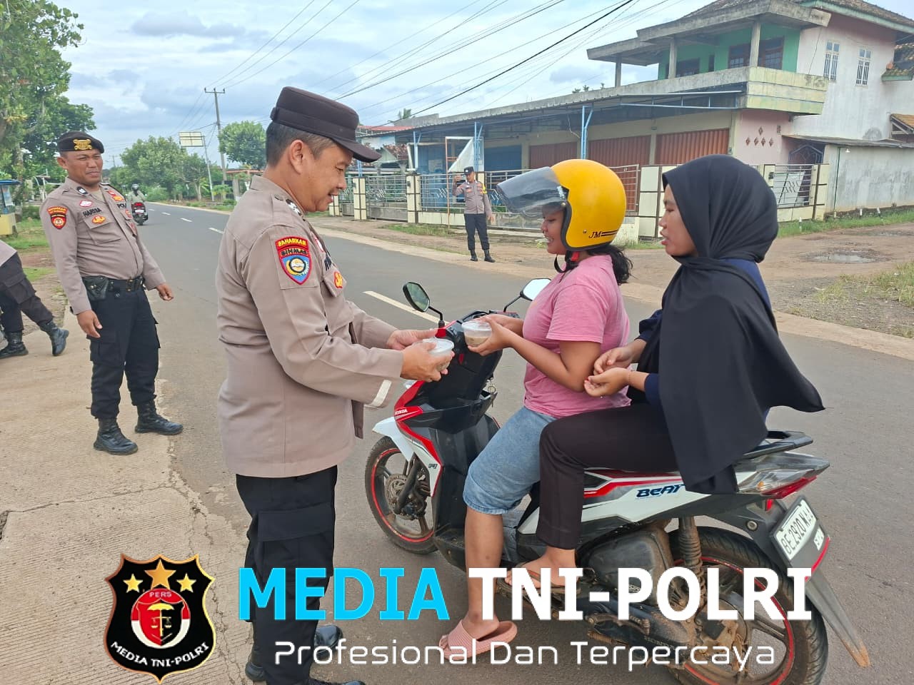 Polres Lampung Timur Berbagi Takjil, Tebar Kepedulian di Bulan Ramadhan
