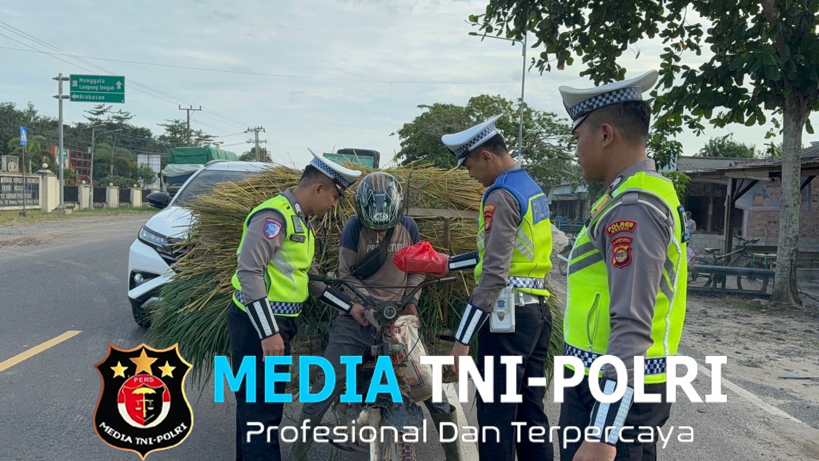Wujud Sinergitas, Personel Sat Lantas Polres Mesuji Bagikan Takjil dan Air Mineral ke Masjid