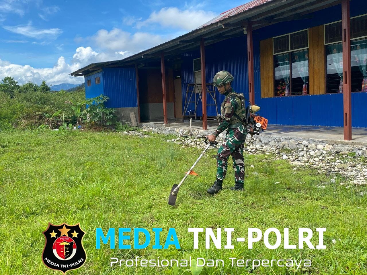 Binter TNI Karya Bhakti Satgas Yonif 521/DY di Gereja GBI, Distrik Elelim