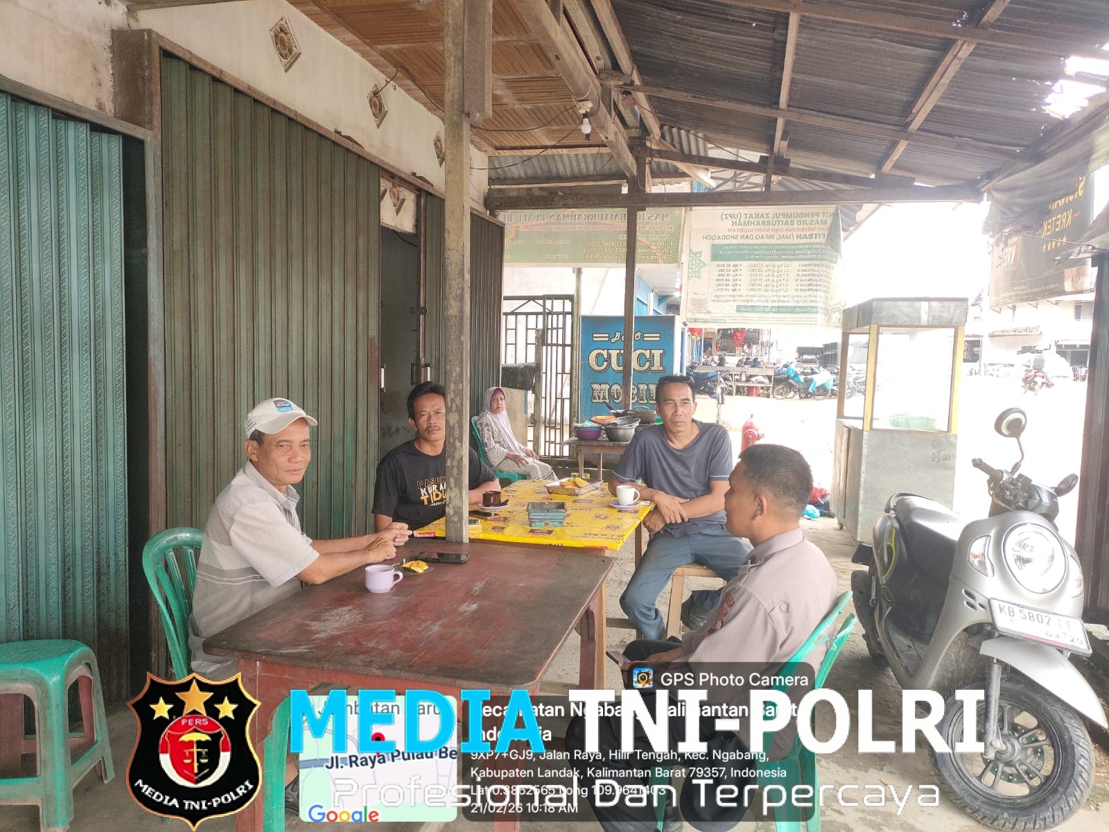 Polsek Ngabang Laksanakan Patroli Sambil Berdialog Bersama Masyarakat Untuk Menjaga Situasi Kamtibmas Aman