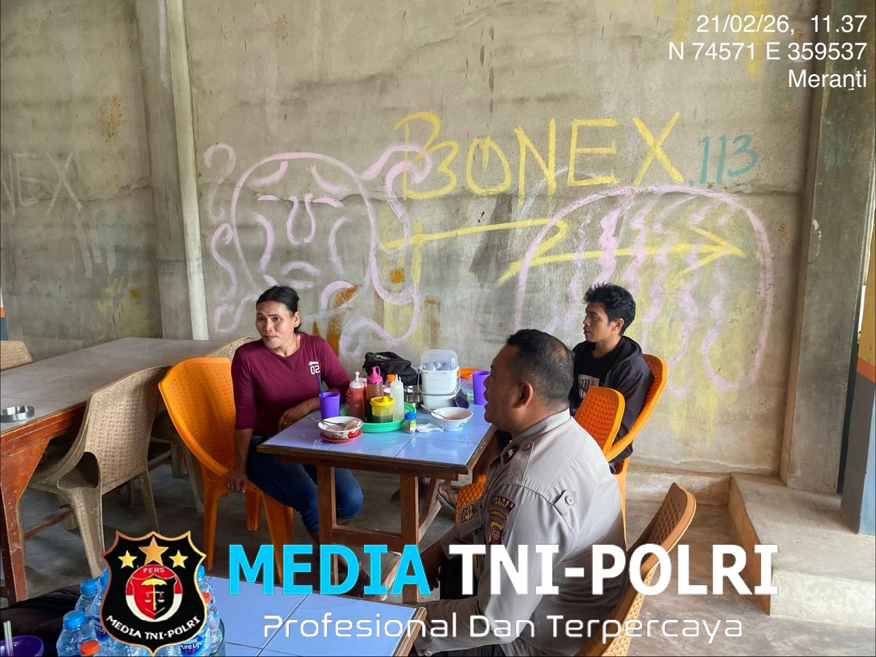 Unik! Saat Patroli Siang, Polisi Meranti Justru Nongkrong Bareng Warga