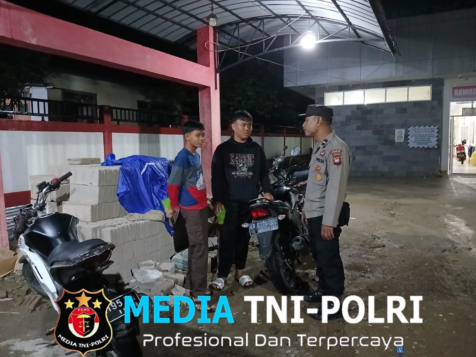 Polisi Sapa Remaja Saat Patroli Jum’at Malam, Keselamatan Jadi Pesan Utama