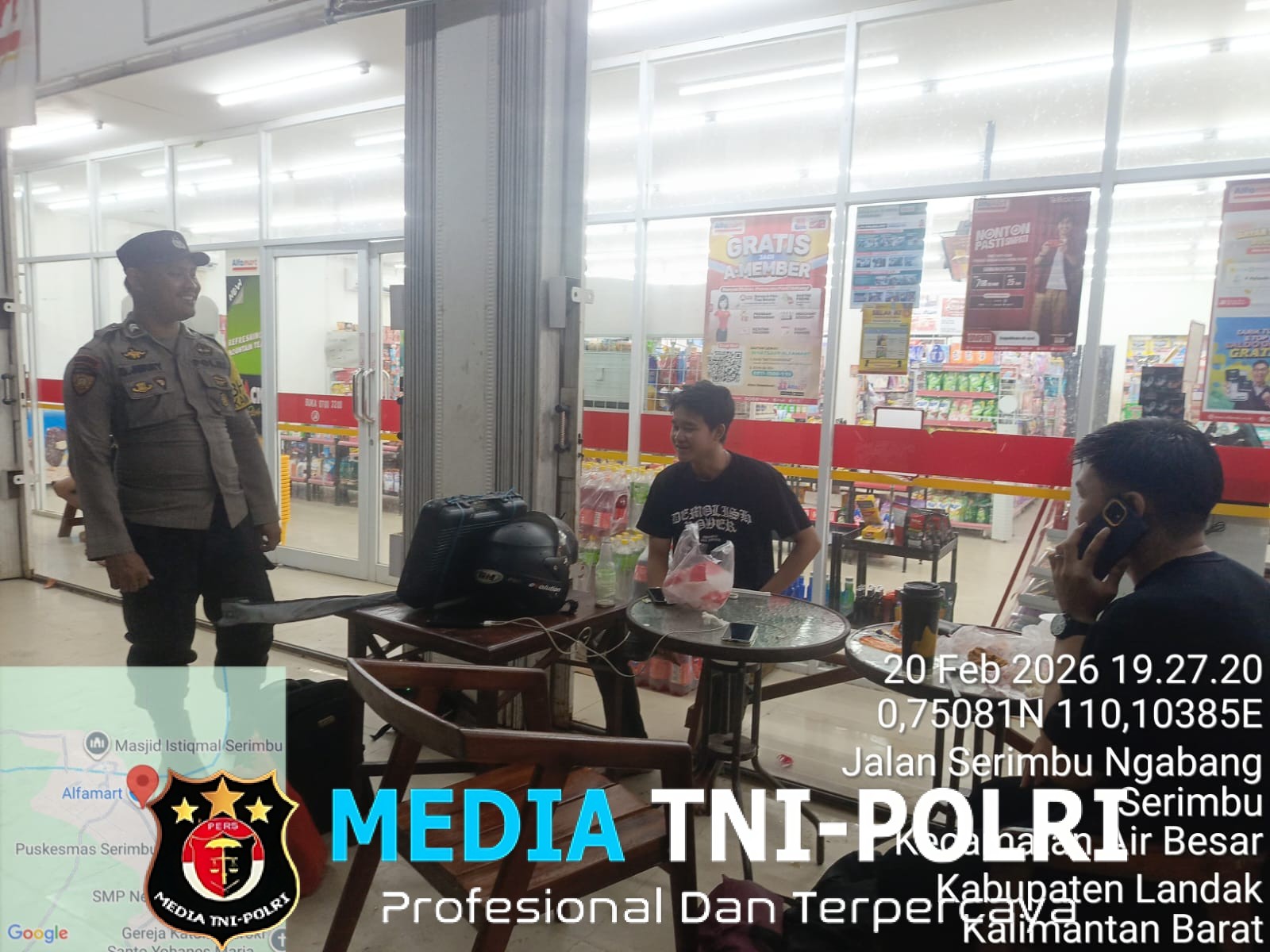Jumat Malam Penuh Keakraban, Polisi Duduk Bersama Warga Saat Patroli