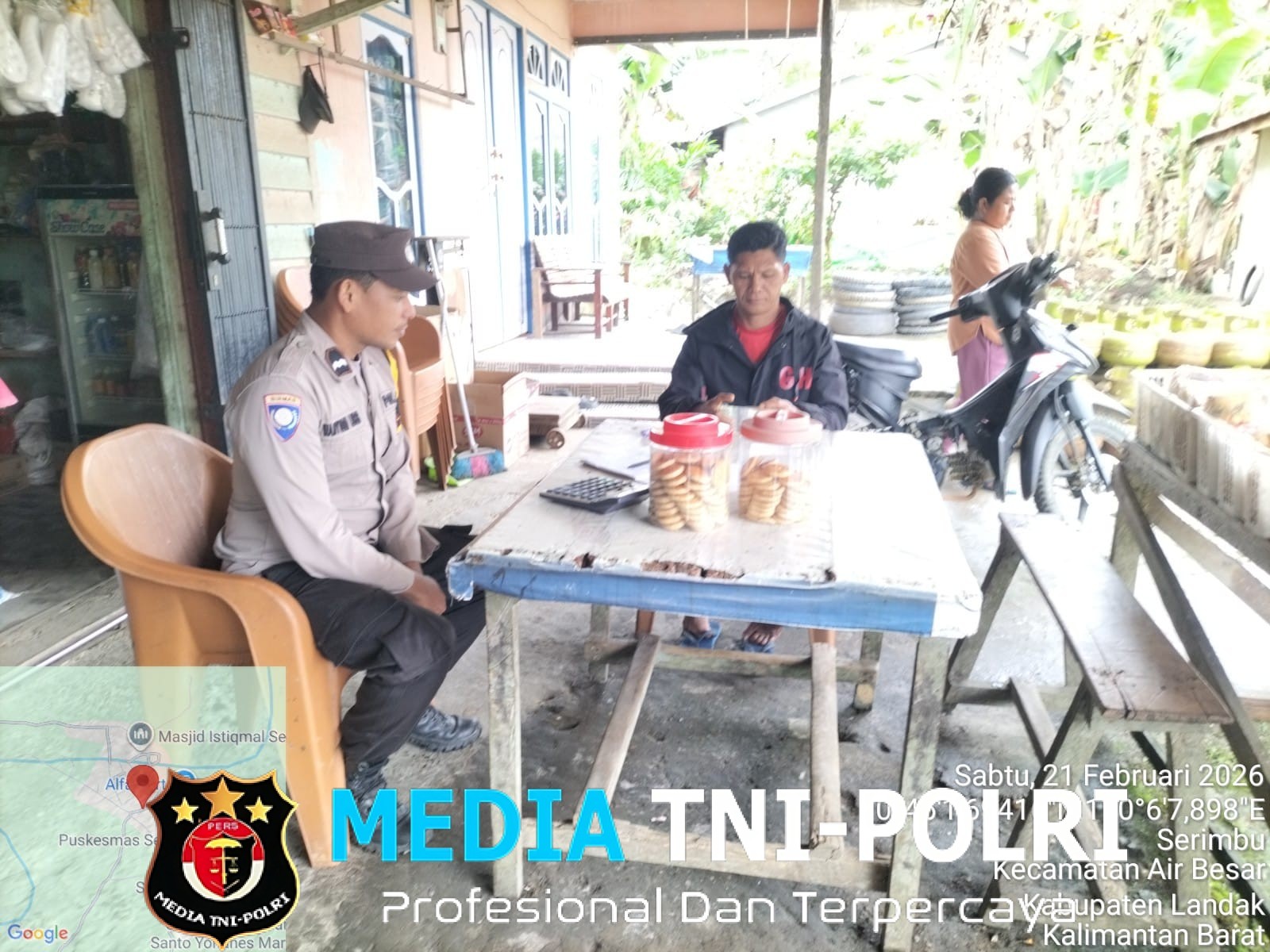 Kebersamaan Polisi dan Warga, Asyik Ngobrol Sambil Sampaikan Pesan Kamtibmas