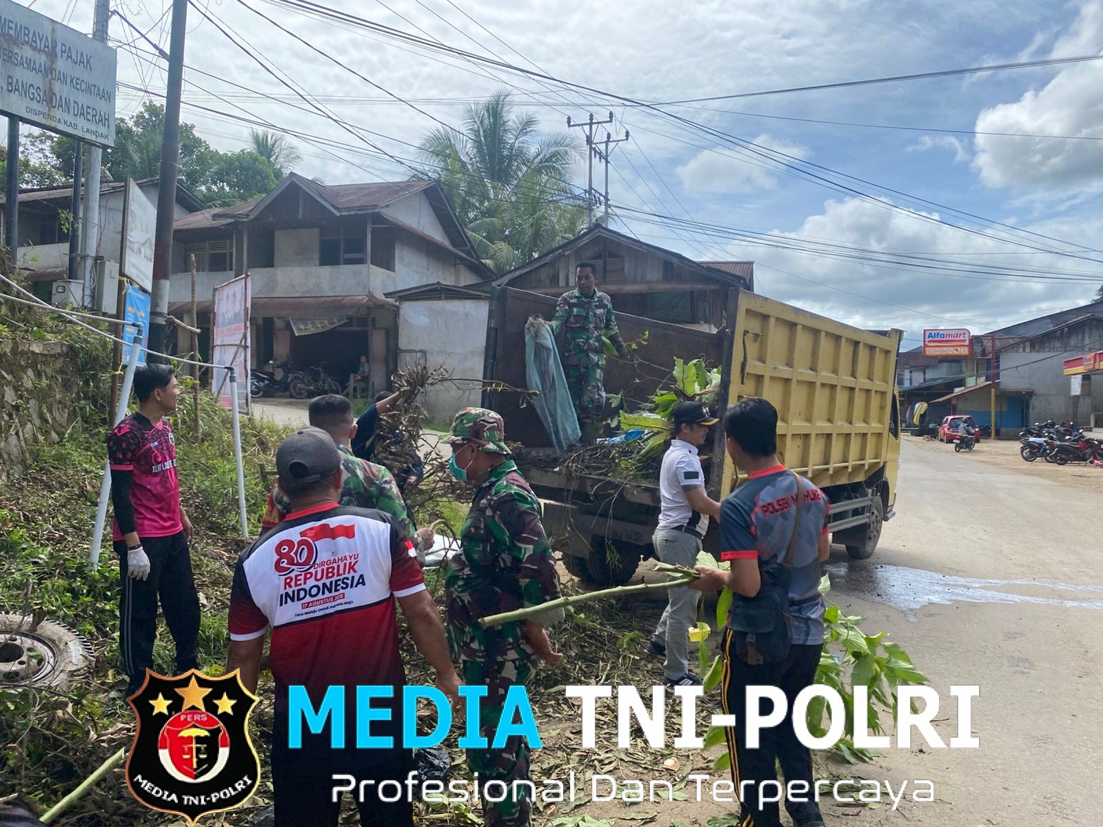 Kerja Bakti Bersihkan Sekitaran Pasar Darit