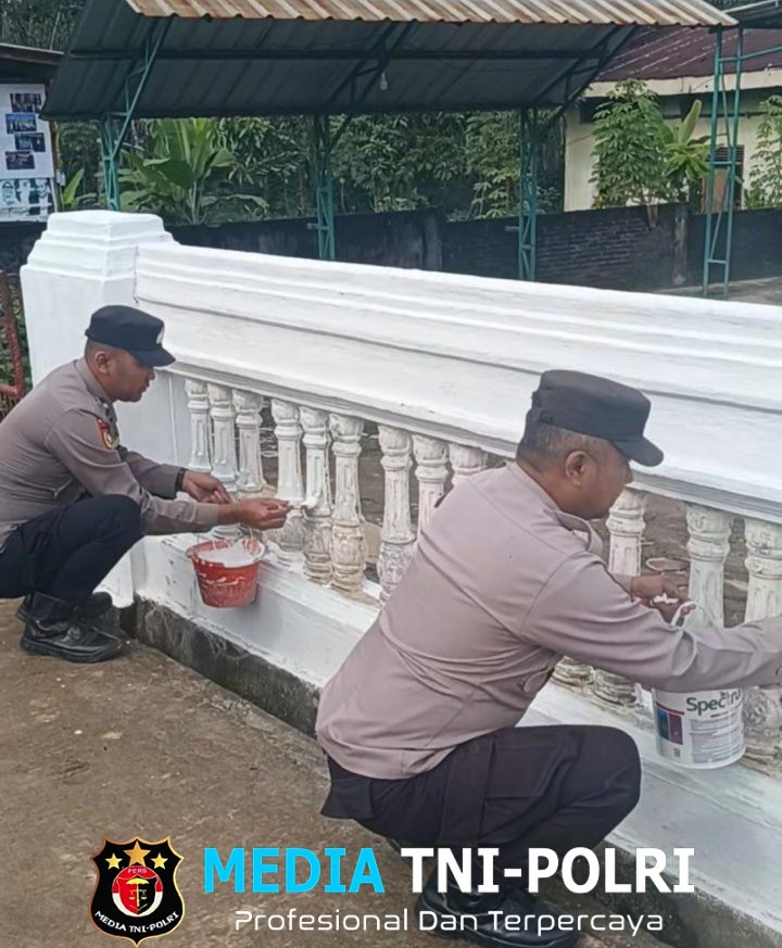 Sambut Bulan Suci Ramadhan 1447, Polsek Kasui Bantu Warga Bersihkan dan Cat Pagar di Masjid Al Iman