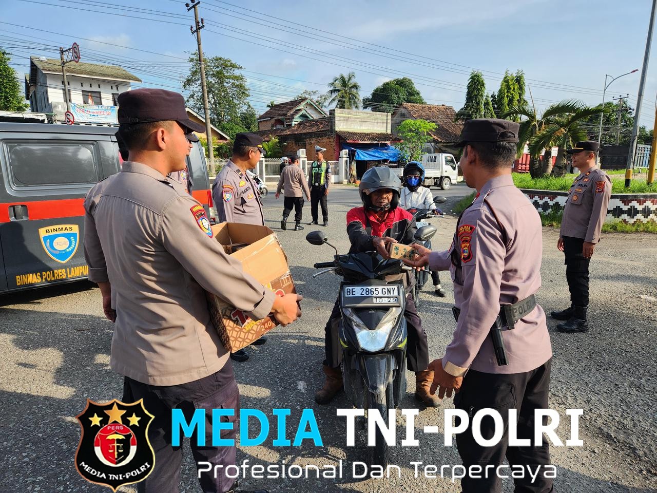 Wujud Kepedulian Polri, Polres Lampung Tengah Bagikan Ratusan Takjil Setiap Hari Selama Ramadhan
