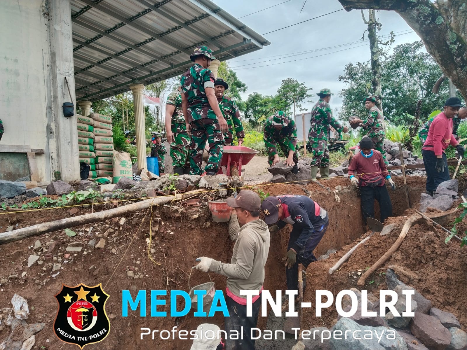 Antisipasi Longsor, Talud Masjid Sepanjang Tiga Belas Meter Jadi Target Satgas TMMD 127 Di Desa Kembang