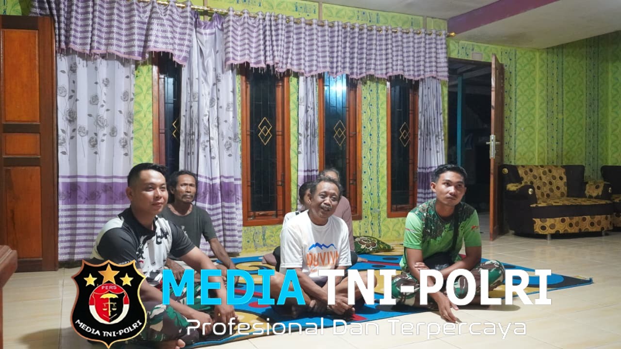 Kebersamaan Satgas TMMD Reguler ke-127 Nonton TV Bareng Warga