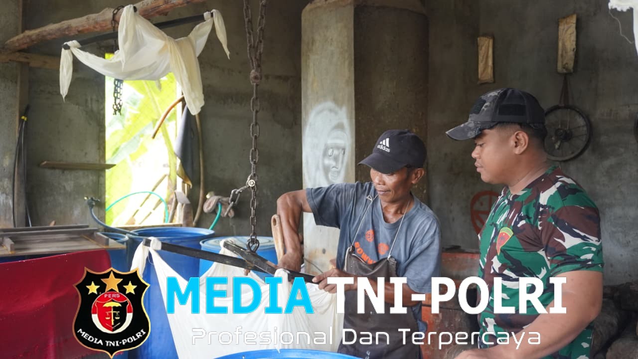 Anggota Satgas TMMD Reguler ke-127, Laksanakan Komsos Bersama Pembuat Tahu