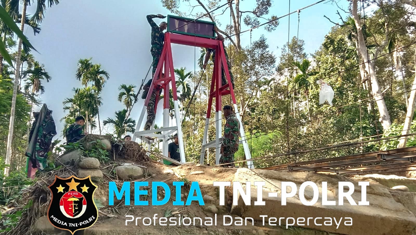 Prajurit TNI Terus Kebutan Pembangunan Jembatan Gantung Garuda di Sawang