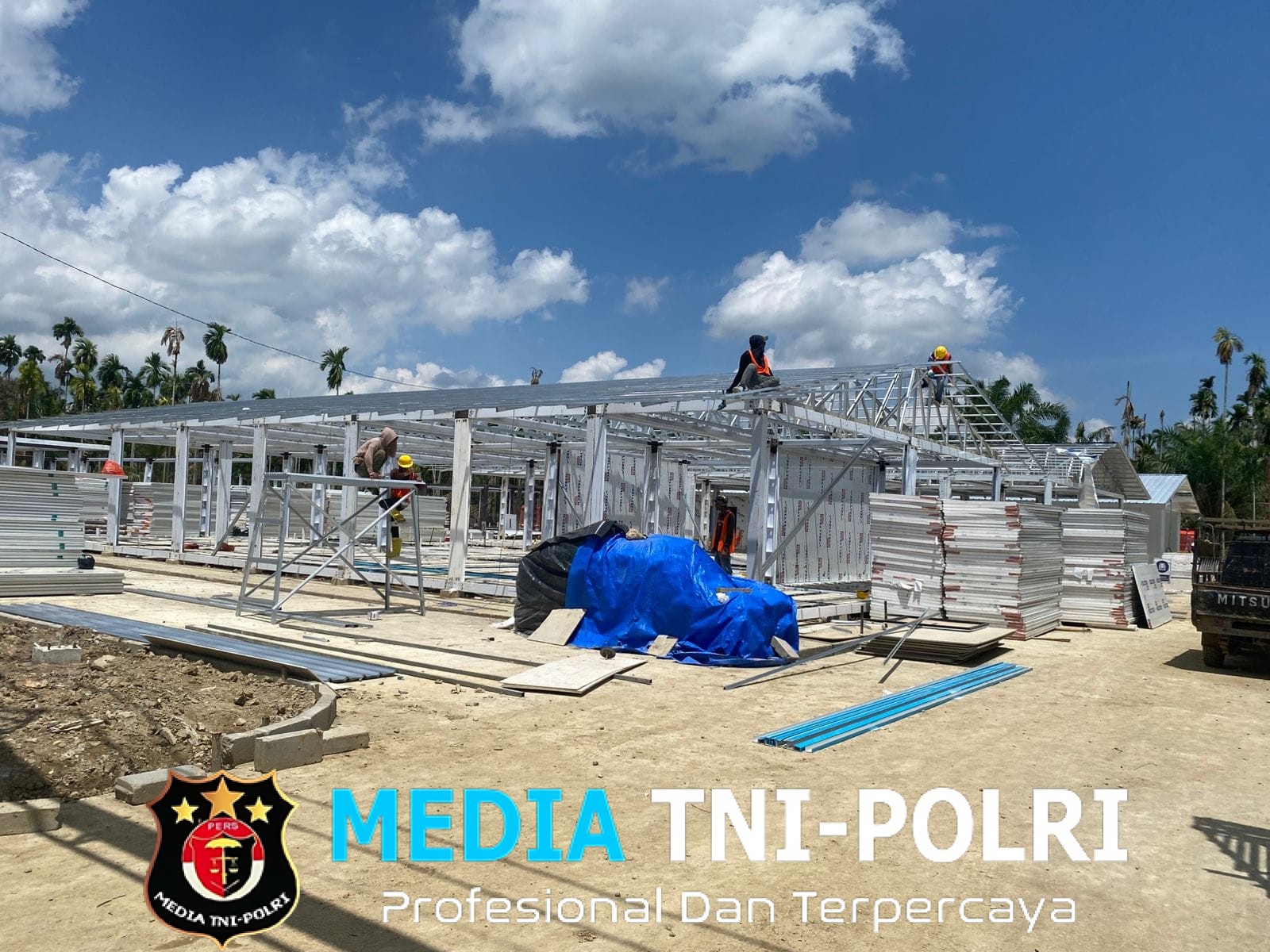 Babinsa Koramil 29/Langkahan Terus Aktif di Lokasi Pembangunan Huntara Desa Rumoh Rayeuk