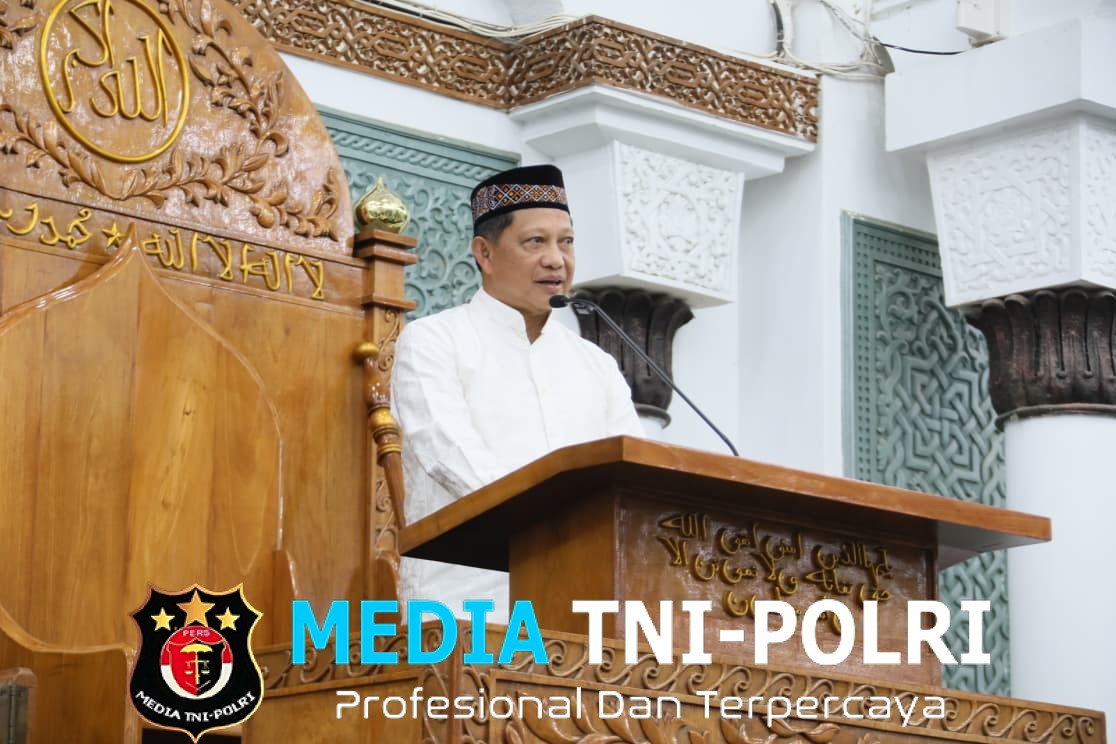 Kasatgas Tito Laksanakan Salat Subuh Berjamaah dan Salurkan Bantuan kepada Masyarakat Banda Aceh