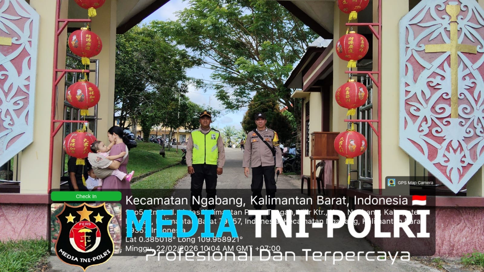 Personil Polsek Ngabang Laksanakan Pengamanan dan Pengaturan Arus Lalin Saat Ibadah Minggu Di Gereja