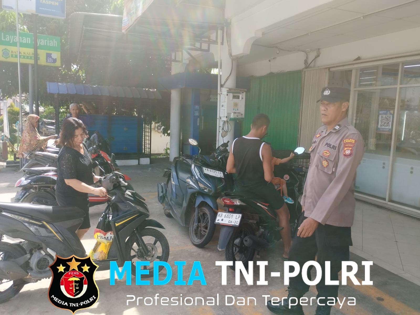 Polsek Mandor Gelar Patroli Siang, Ciptakan Rasa Aman di Tengah Aktivitas Warga