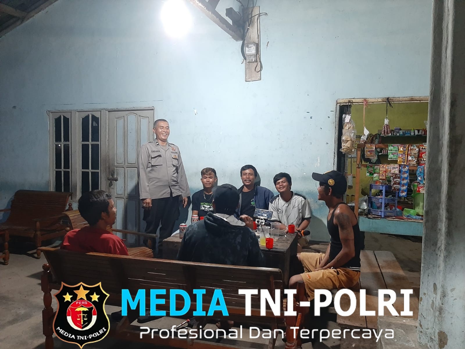 Polsek Mandor Laksanakan Patroli Malam Humanis, Wujudkan Kamtibmas Kondusif