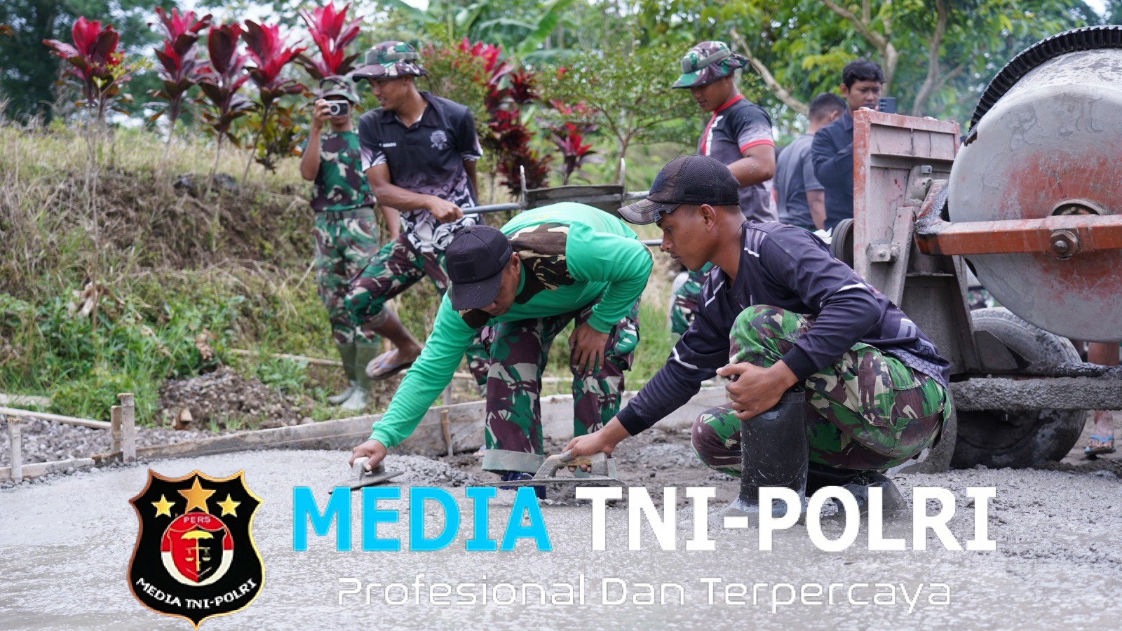 Tetap Semangat Percepat Pengecoran Rabat Jalan, Anggota Satgas TMMD Ke 127 Kodim 0808/Blitar Di Bulan Puasa