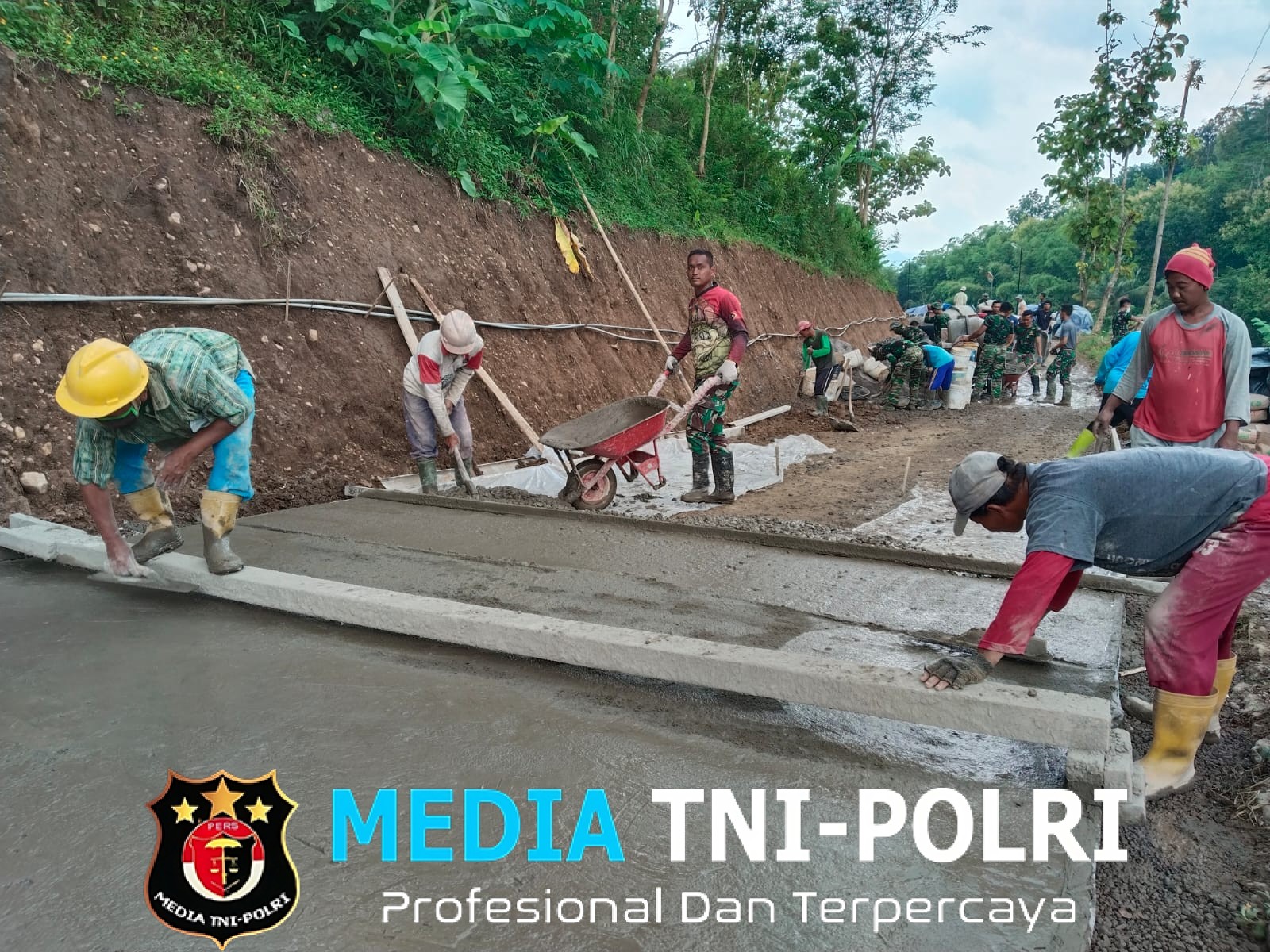 Hujan Membawa Berkah, Begitu Semboyan Satgas TMMD Ke-127 Dan Warga Desa Kembang