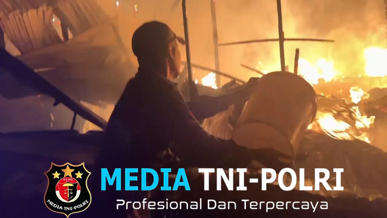 Sigap di Tengah Musibah Satgas Swasembada Yonif 751/VJS Pos Kotis Bantu Padamkan Kebakaran di Kota Oksibil