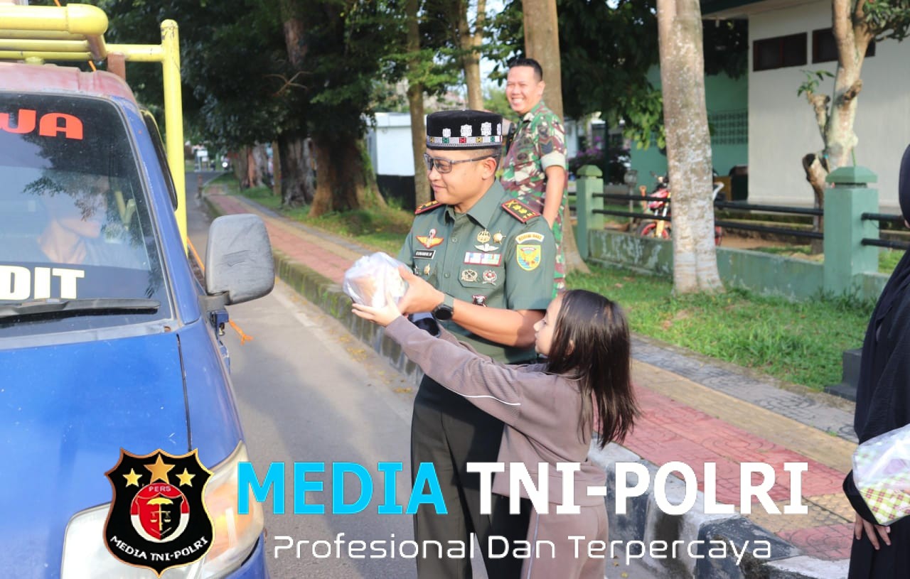 Hangatkan Ramadan, Kodim 0402/OKI-OI Bersama Persit Bagikan Takjil Gratis untuk Warga OKI
