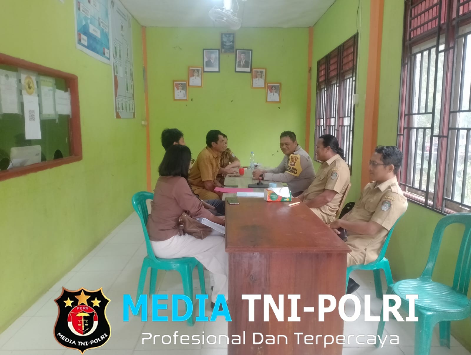 Sambang Desa Binaan, Bhabinkamtibmas Polsek Kuala Behe Ajak Aparatur Desa Jaga Stabilitas Keamanan