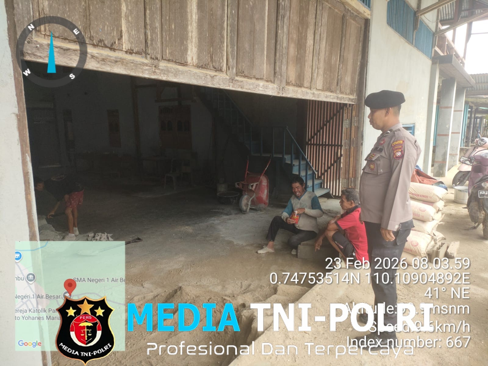 Patroli Humanis Polsek Air Besar, Tukang Bangunan Jadi Sasaran Dialog Kamtibmas