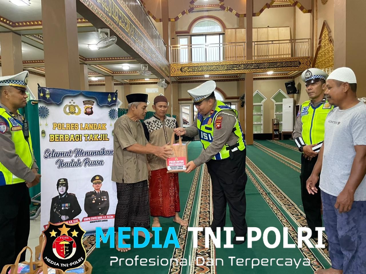 Satlantas Polres Landak Berbagi Takjil, Wujud Kepedulian di Bulan Suci Ramadhan