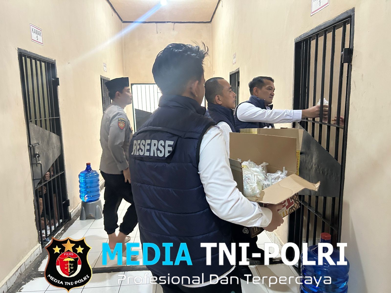 Polres Lampung Utara Bagikan Takjil untuk Tahanan, Wujud Kepedulian di Bulan Ramadan