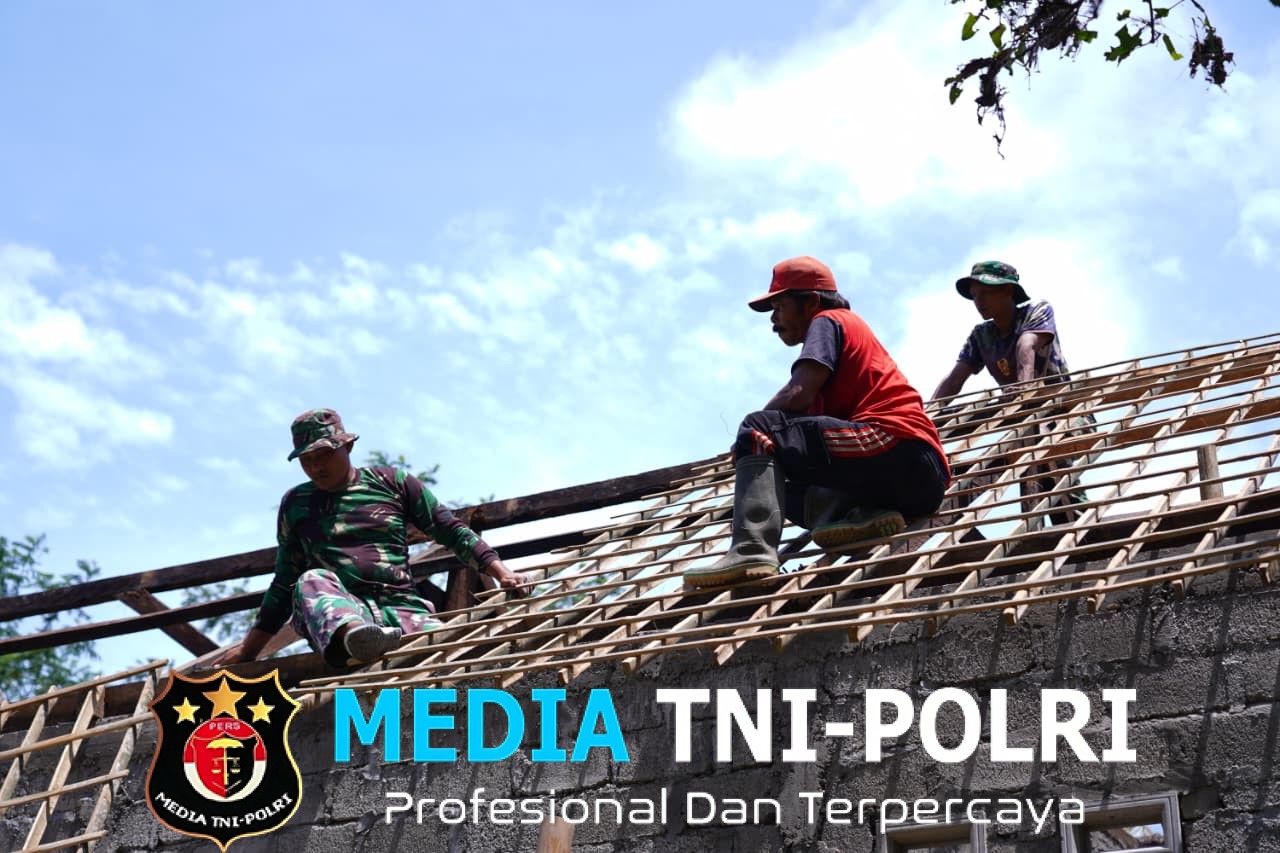 Bahu Membahu Pasang Genteng RTLH, Satgas TMMD Ke 127 Kodim 0808/Blitar Dan Warga Tunjukkan Kekompakan