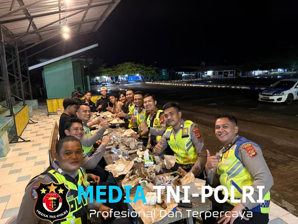 Jajaran Sat Lantas Polres Mesuji Gelar Sahur On The Road, Berbagi Makan Sahur Bersama Warga di Alun Alun Simpang Pematang