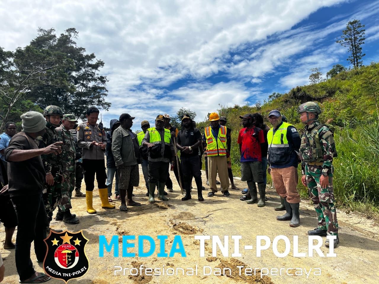 Sinergitas TNI–POLRI, Satgas Yonif 521/DY Karya Bhakti Tangani Tanah Longsor di Distrik Kelila