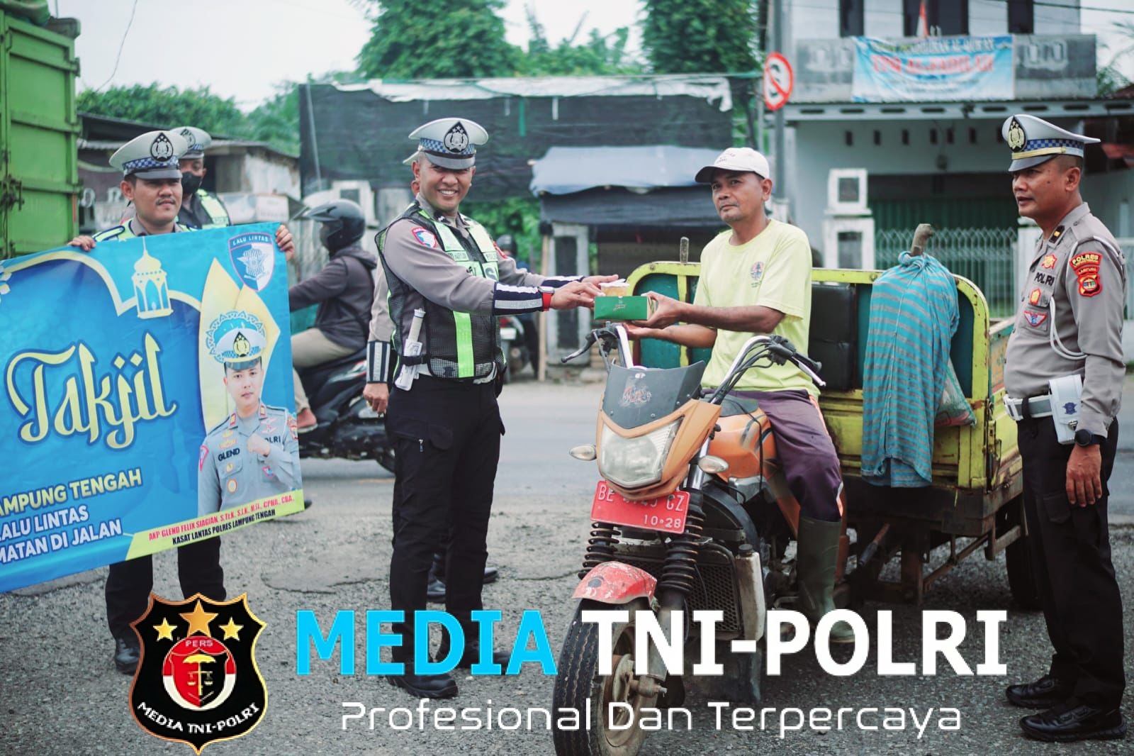 Ramadhan Penuh Kebersamaan, Polres Lampung Tengah Tak Pernah Absen Berbagi Takjil untuk Pengguna Jalan