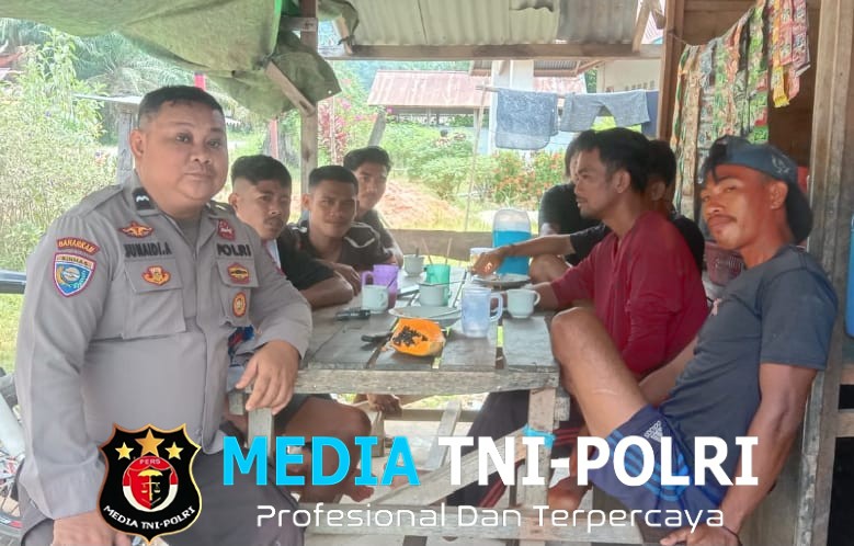 Polisi Duduk Bersama Warga Saat Patroli Siang, Bahas Pencegahan Kejahatan
