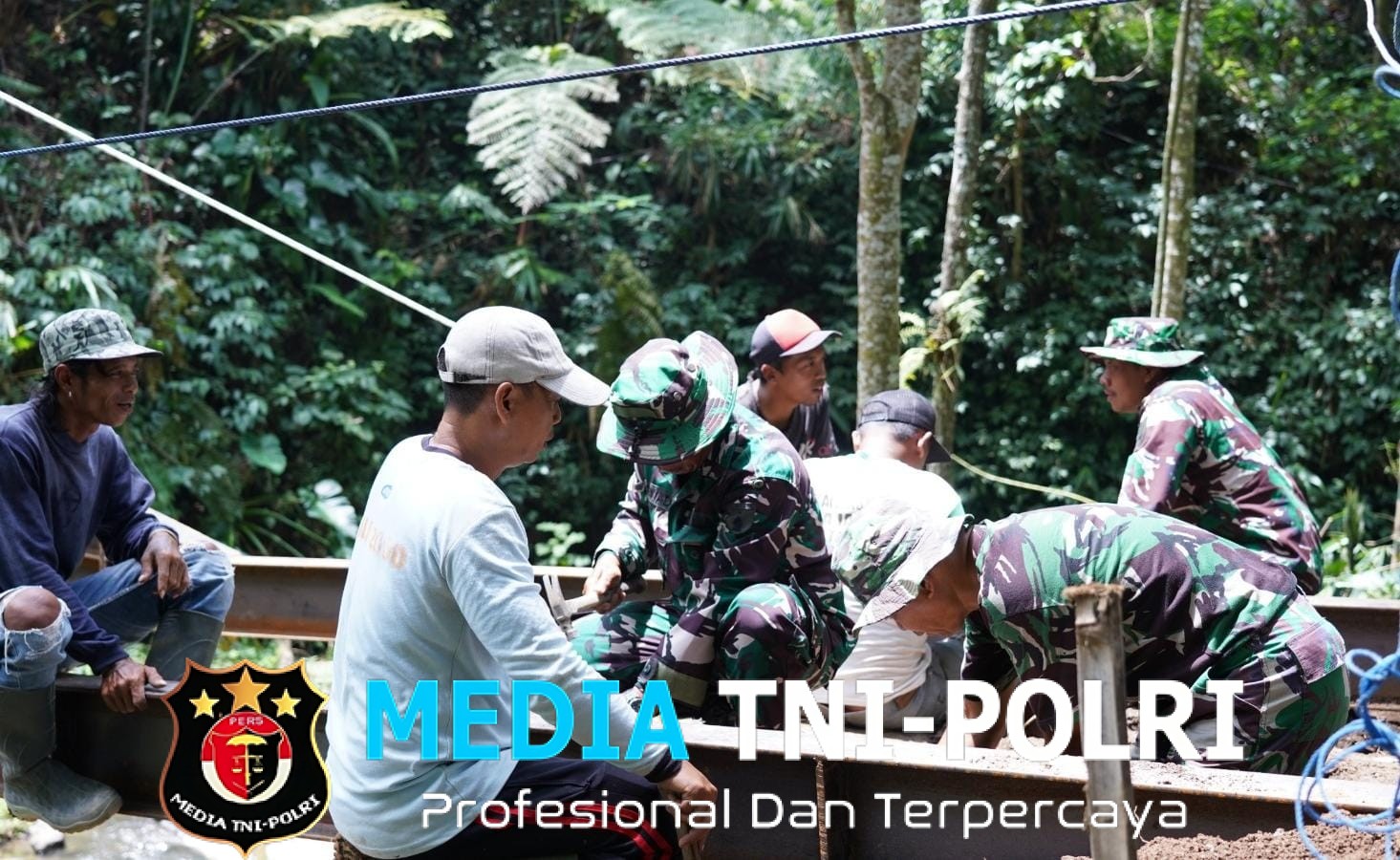 Pengelasan Besi WF Jadi Tahap Krusial Pembangunan Jembatan TMMD Ke-127 Di Desa Krisik