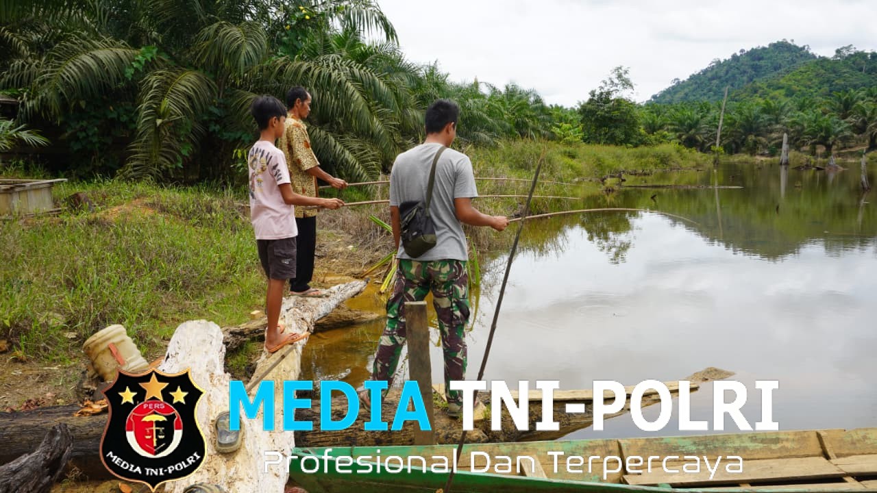 Lepas Lelah, Satgas TMMD Reguler ke-127 Mancing Bareng dengan Keluarga Angkat di Danau
