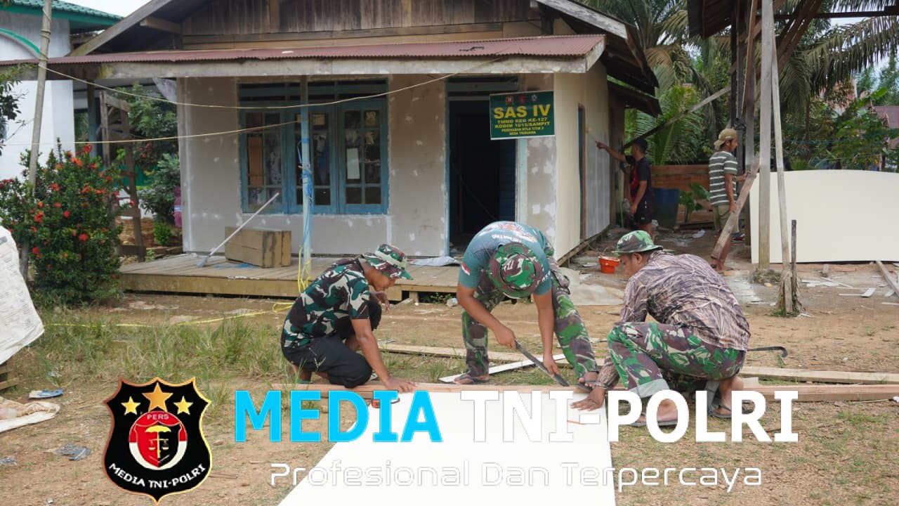 Anggota Satgas TMMD Kodim 1015/Sampit, Tahap Pemasangan Plafon Rumah Bapak Yayan